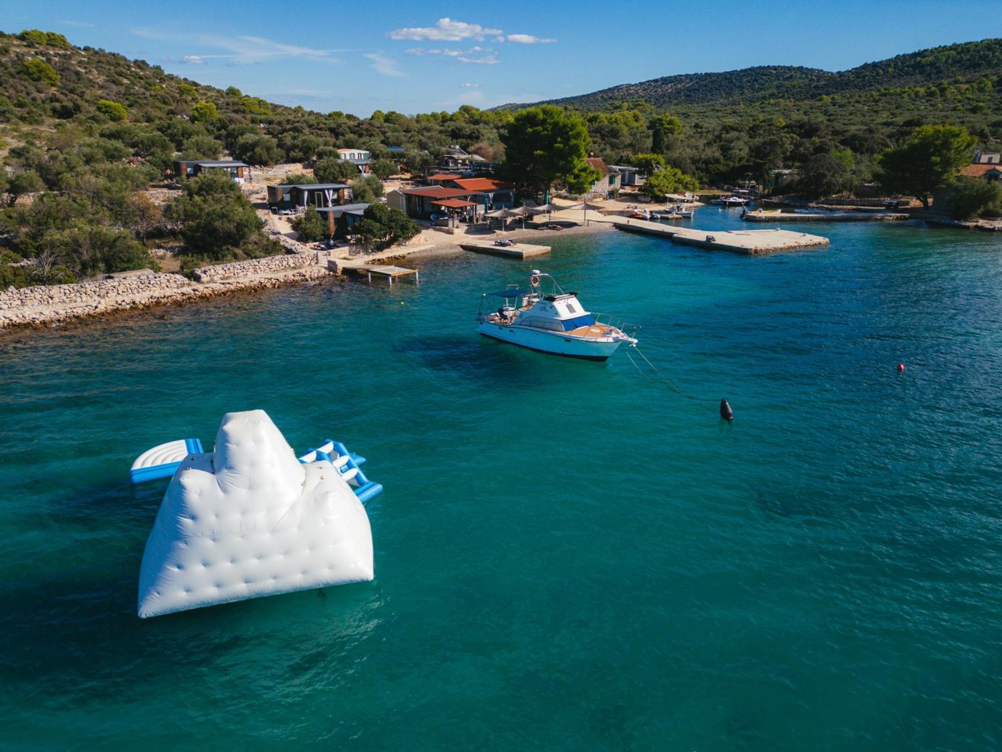 Beach House Hela - Resort & Tavern Bain, Free Transport, Pool, Island Of Zut - Kornati Pristanisce Exterior photo